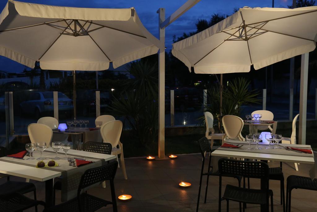 ריצ'יונה Hotel Vela D'Oro מראה חיצוני תמונה