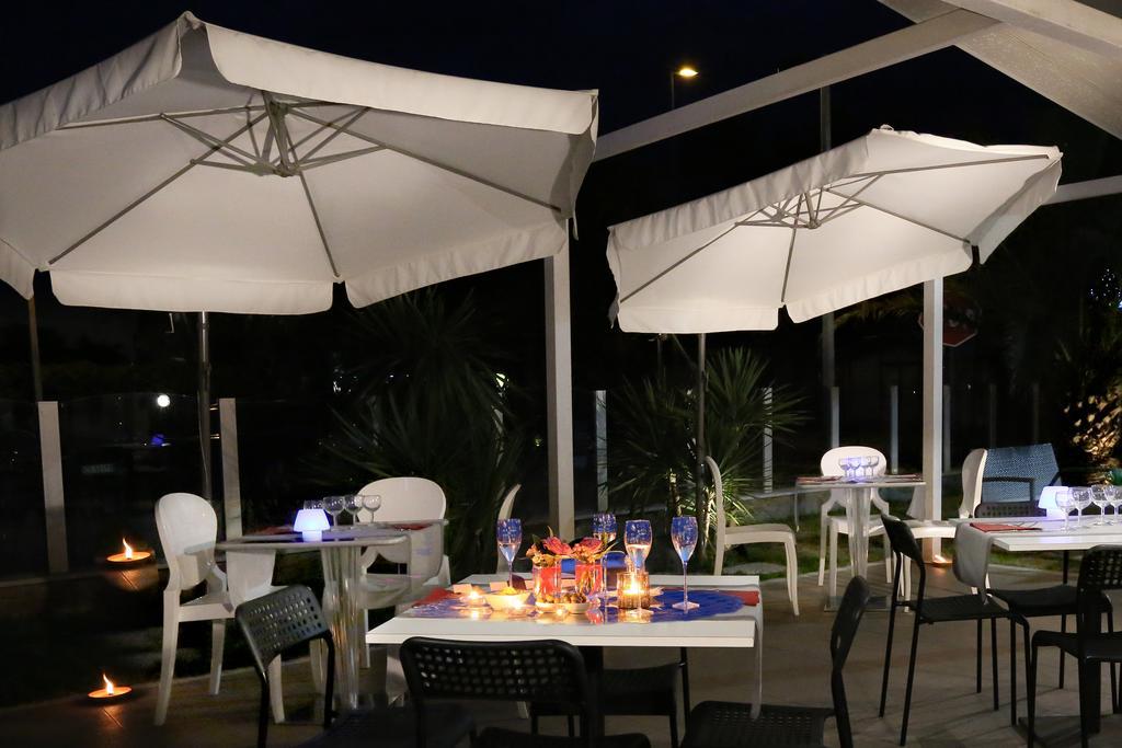 ריצ'יונה Hotel Vela D'Oro מראה חיצוני תמונה